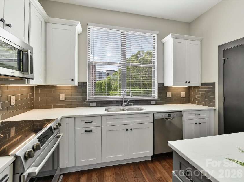 420 Mcdowell Street, Charlotte, NC 28204.  MLS# CAR4368184, YatesRealty ID 19290. Quartz Counter tops & Tile Backsplash