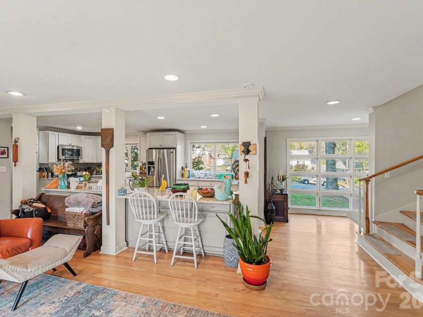 507 Florham Drive, High Point, NC 27262.  MLS# CAR4367712, YatesRealty ID 19293. 