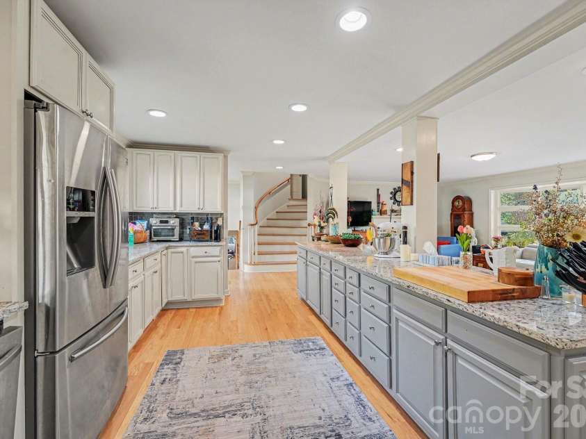 507 Florham Drive, High Point, NC 27262.  MLS# CAR4367712, YatesRealty ID 19293. 