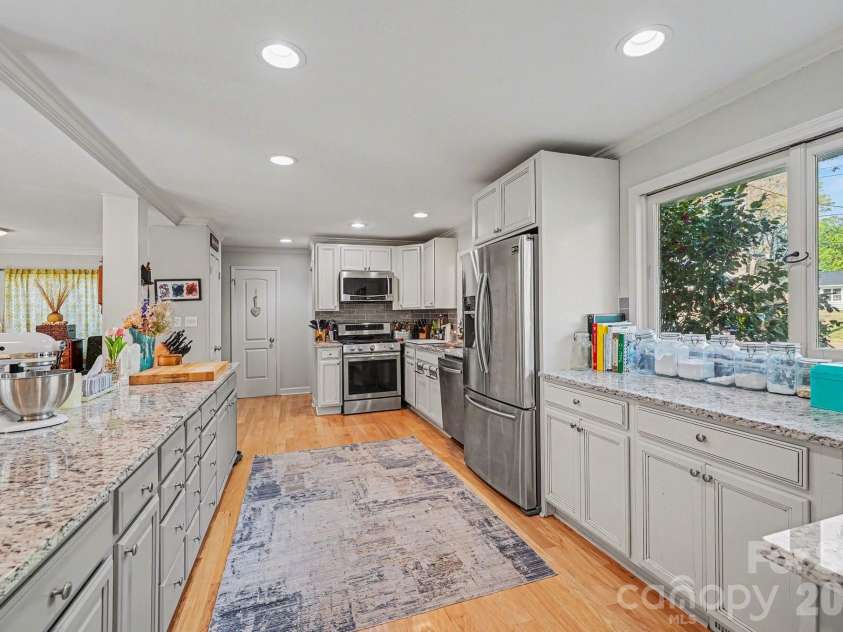 507 Florham Drive, High Point, NC 27262.  MLS# CAR4367712, YatesRealty ID 19293. 