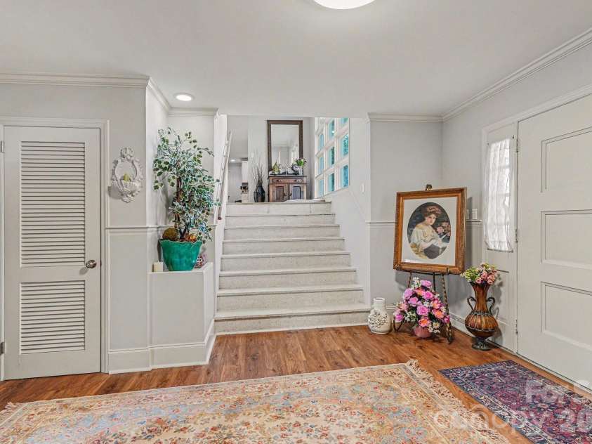 507 Florham Drive, High Point, NC 27262.  MLS# CAR4367712, YatesRealty ID 19293. 