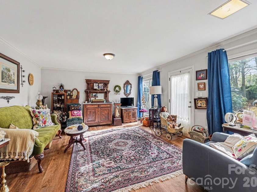 507 Florham Drive, High Point, NC 27262.  MLS# CAR4367712, YatesRealty ID 19293. 