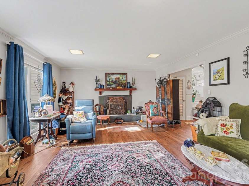 507 Florham Drive, High Point, NC 27262.  MLS# CAR4367712, YatesRealty ID 19293. 