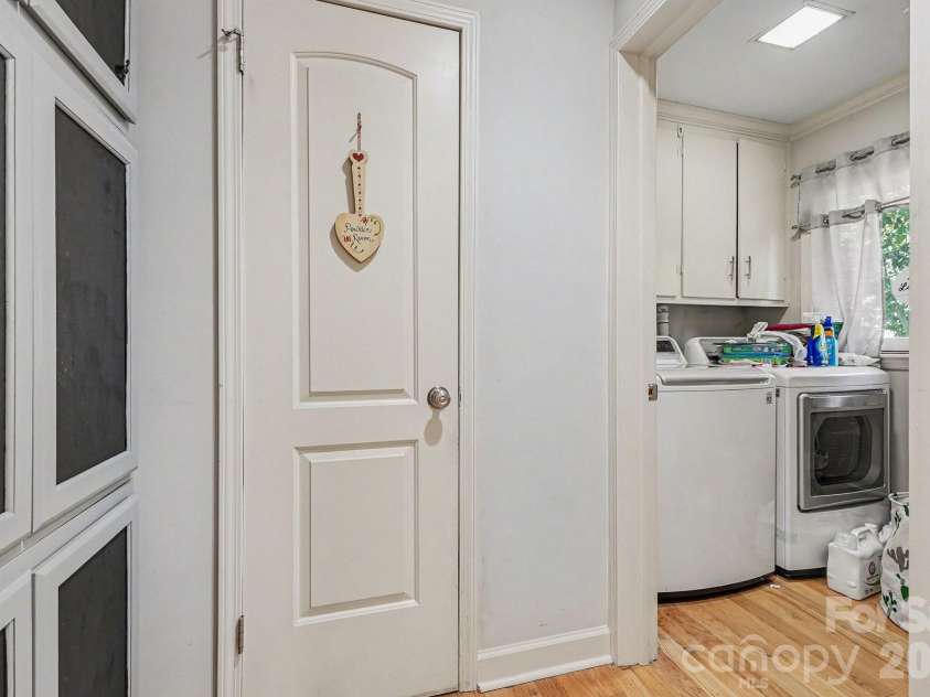 507 Florham Drive, High Point, NC 27262.  MLS# CAR4367712, YatesRealty ID 19293. 
