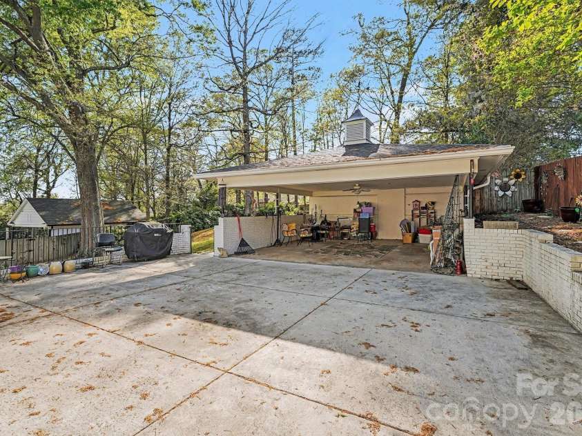 507 Florham Drive, High Point, NC 27262.  MLS# CAR4367712, YatesRealty ID 19293. 