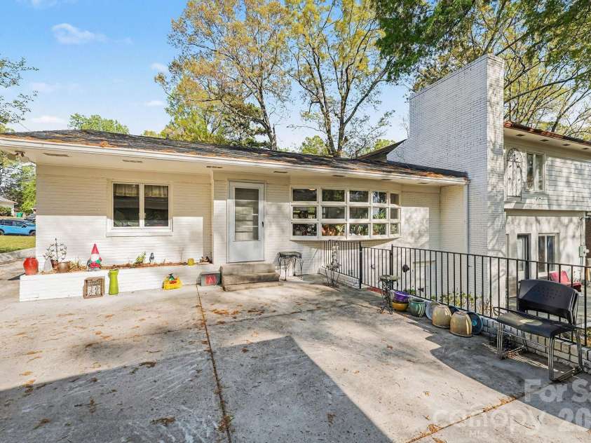 507 Florham Drive, High Point, NC 27262.  MLS# CAR4367712, YatesRealty ID 19293. 