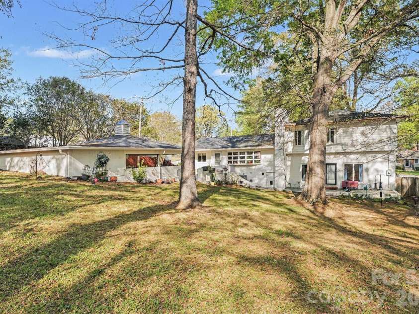 507 Florham Drive, High Point, NC 27262.  MLS# CAR4367712, YatesRealty ID 19293. 