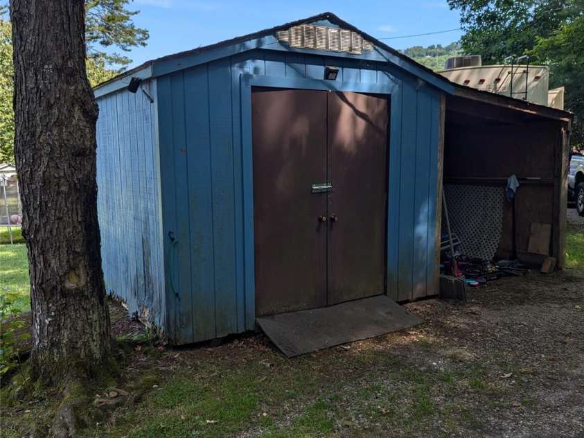 3106 Brevard Road, Hendersonville, NC 28791.  MLS# CAR4154139, YatesRealty ID 19297. 