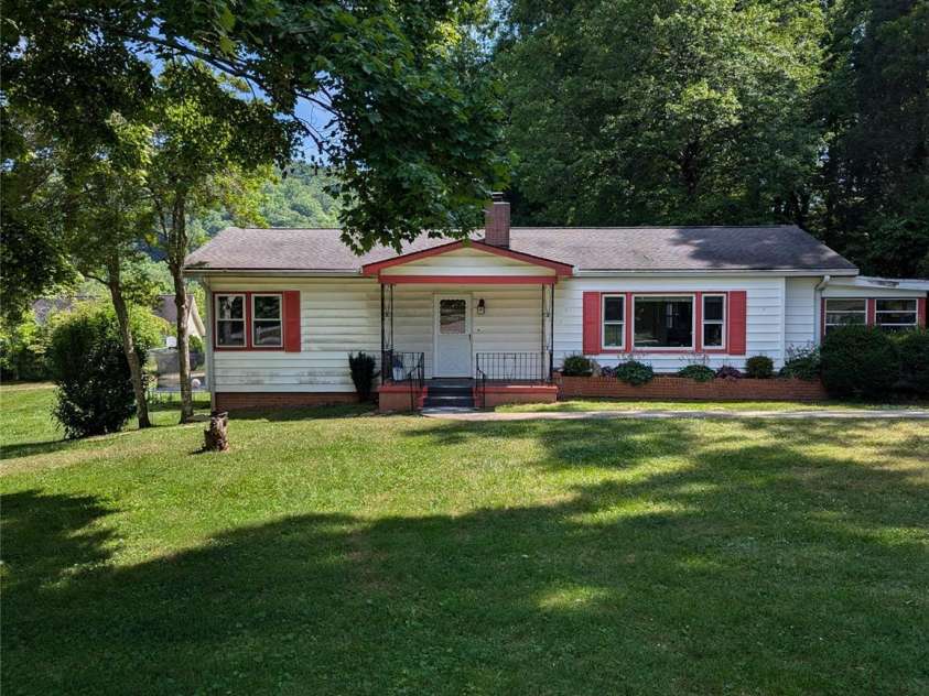 3106 Brevard Road, Hendersonville, NC 28791.  MLS# CAR4154139, YatesRealty ID 19297. Front of house