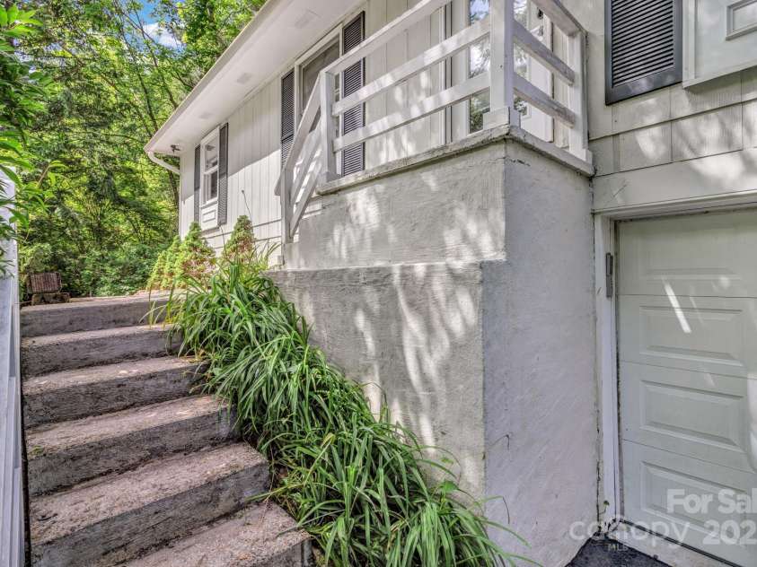 35 Avondale Road, Asheville, NC 28803.  MLS# CAR4259501, YatesRealty ID 19298. 