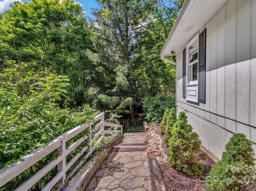 35 Avondale Road, Asheville, NC 28803.  MLS# CAR4259501, YatesRealty ID 19298. 