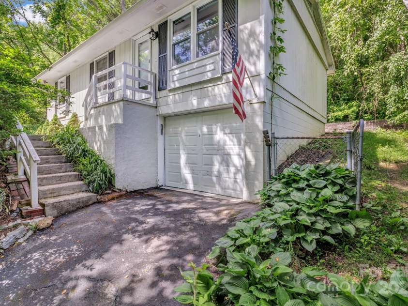 35 Avondale Road, Asheville, NC 28803.  MLS# CAR4259501, YatesRealty ID 19298. 