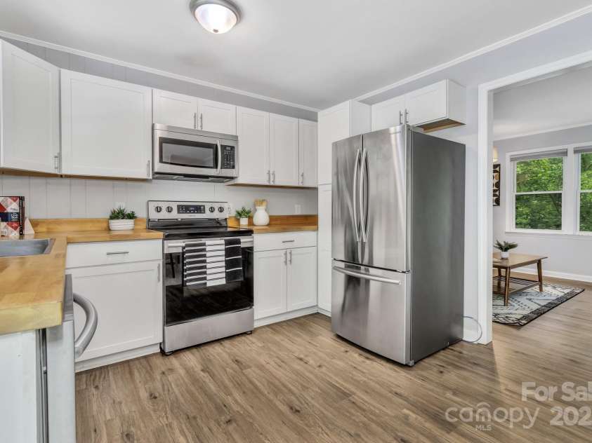 35 Avondale Road, Asheville, NC 28803.  MLS# CAR4259501, YatesRealty ID 19298. 