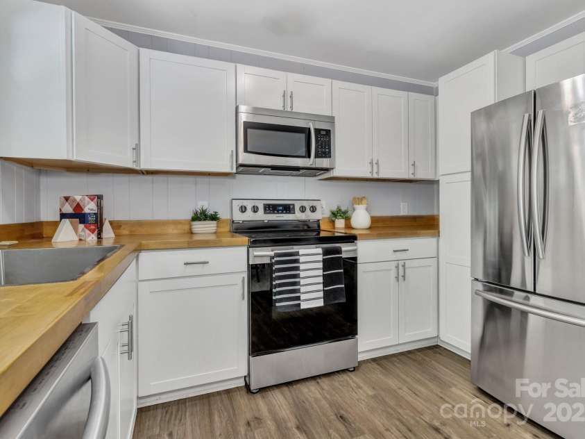 35 Avondale Road, Asheville, NC 28803.  MLS# CAR4259501, YatesRealty ID 19298. 