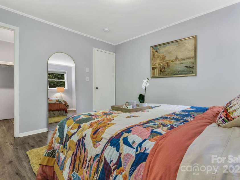 35 Avondale Road, Asheville, NC 28803.  MLS# CAR4259501, YatesRealty ID 19298. 