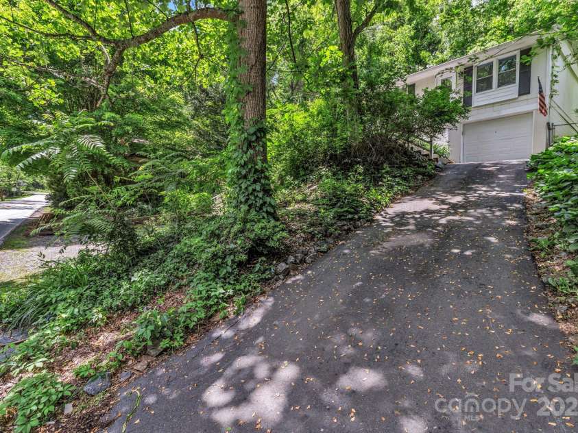 35 Avondale Road, Asheville, NC 28803.  MLS# CAR4259501, YatesRealty ID 19298. Asphalt Driveway