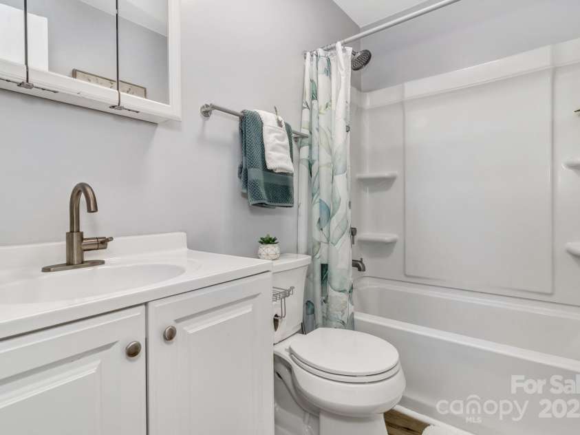 35 Avondale Road, Asheville, NC 28803.  MLS# CAR4259501, YatesRealty ID 19298. Bathroom