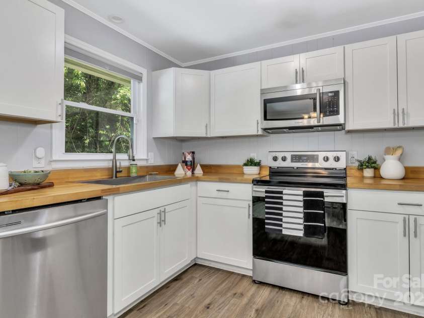 35 Avondale Road, Asheville, NC 28803.  MLS# CAR4259501, YatesRealty ID 19298. Kitchen