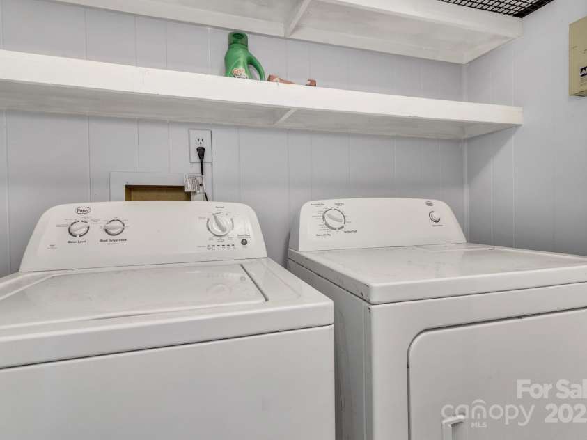 35 Avondale Road, Asheville, NC 28803.  MLS# CAR4259501, YatesRealty ID 19298. Laundry in Hall