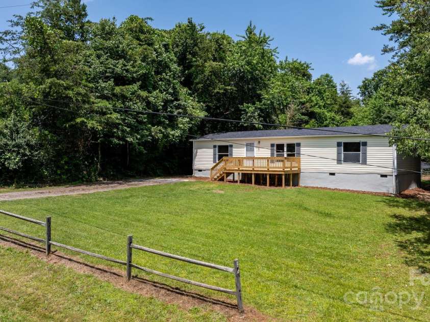 3947 South Park Drive, Morganton, NC 28655.  MLS# CAR4269583, YatesRealty ID 19299. 