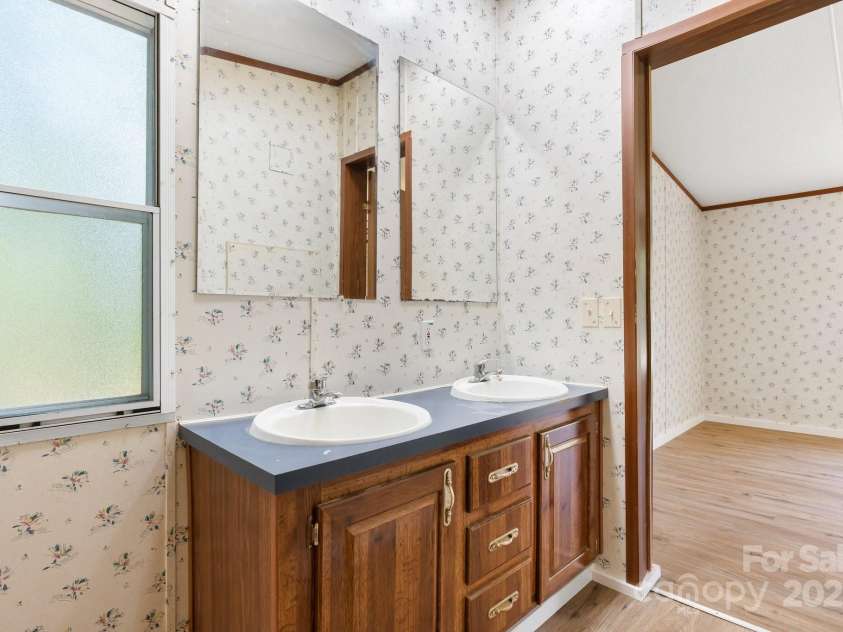 3947 South Park Drive, Morganton, NC 28655.  MLS# CAR4269583, YatesRealty ID 19299. 
