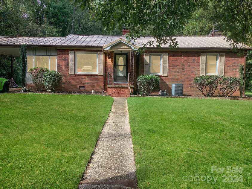 305 Milford Drive, Salisbury, NC 28144.  MLS# CAR4188497, YatesRealty ID 19300. 