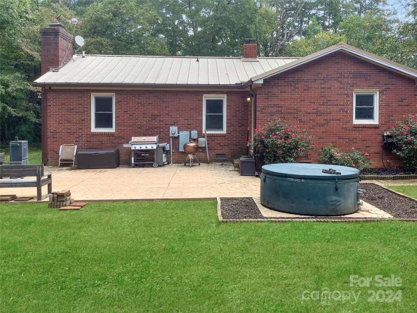 305 Milford Drive, Salisbury, NC 28144.  MLS# CAR4188497, YatesRealty ID 19300. 