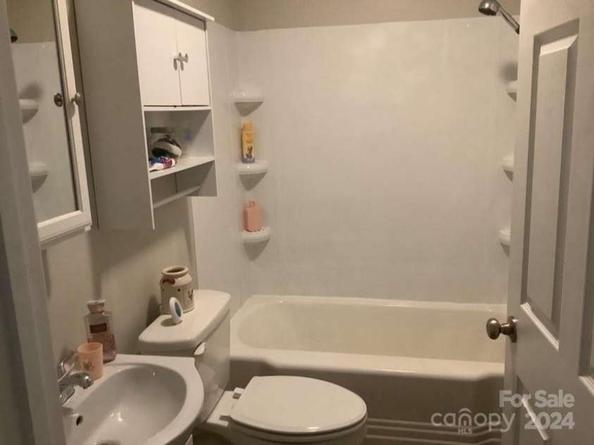 305 Milford Drive, Salisbury, NC 28144.  MLS# CAR4188497, YatesRealty ID 19300. Full bath