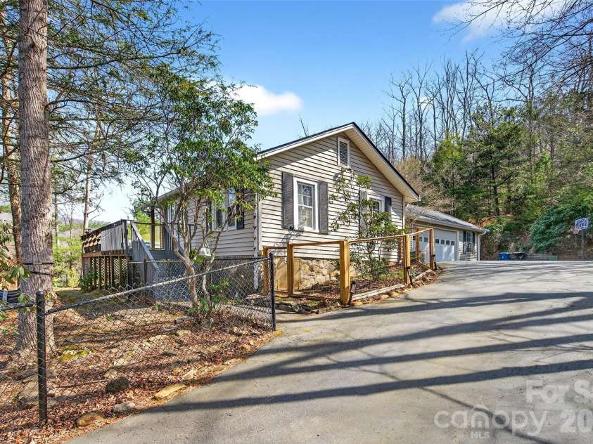 32 Tucker Road, Black Mountain, NC 28711.  MLS# CAR4362619, YatesRealty ID 19300. 