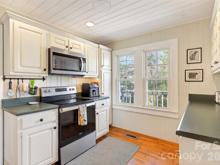 32 Tucker Road, Black Mountain, NC 28711.  MLS# CAR4362619, YatesRealty ID 19300. 