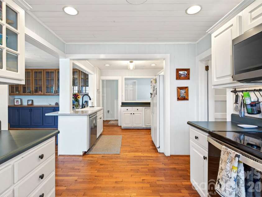 32 Tucker Road, Black Mountain, NC 28711.  MLS# CAR4362619, YatesRealty ID 19300. 