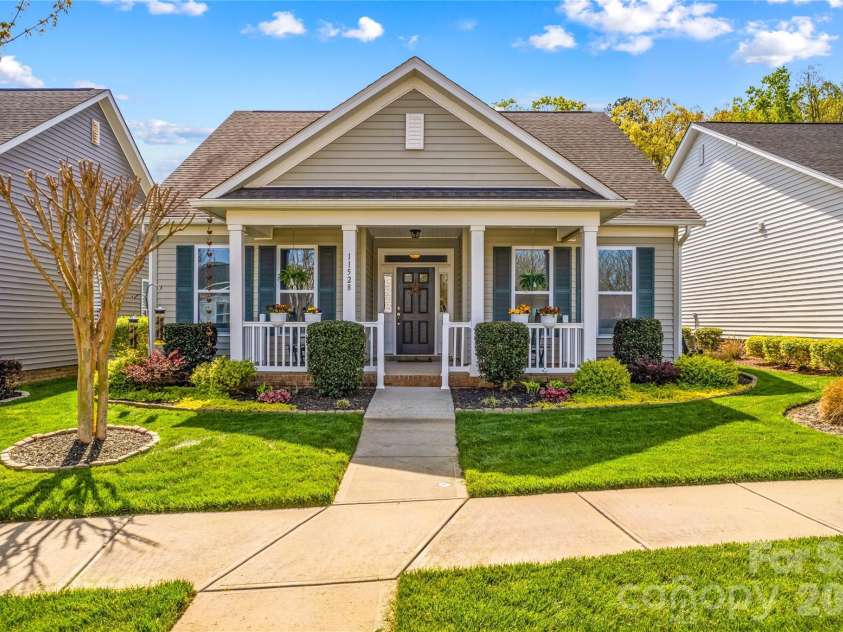 11528 Dublin Crescent Road, Cornelius, NC 28031.  MLS# CAR4364945, YatesRealty ID 19301. Extremely well-maintained home in the desirable Baileys Glen subdivision.