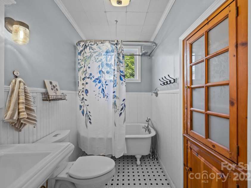 1507 Druid Hills Avenue, Hendersonville, NC 28791.  MLS# CAR4219940, YatesRealty ID 19304. 