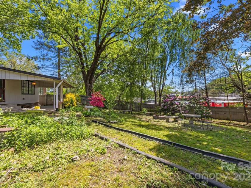 1507 Druid Hills Avenue, Hendersonville, NC 28791.  MLS# CAR4219940, YatesRealty ID 19304. 