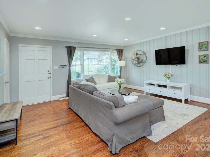 1715 Wensley Drive, Charlotte, NC 28210.  MLS# CAR4259556, YatesRealty ID 19305. 