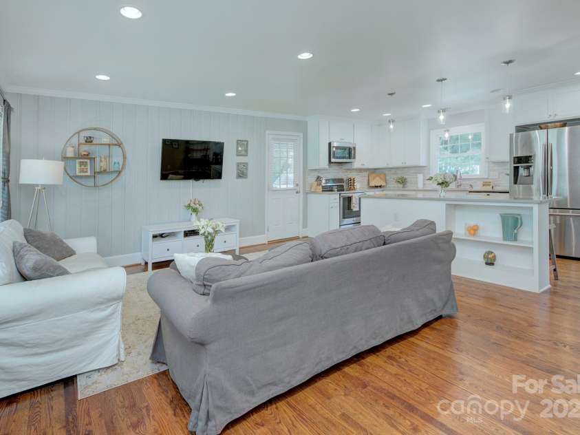 1715 Wensley Drive, Charlotte, NC 28210.  MLS# CAR4259556, YatesRealty ID 19305. 