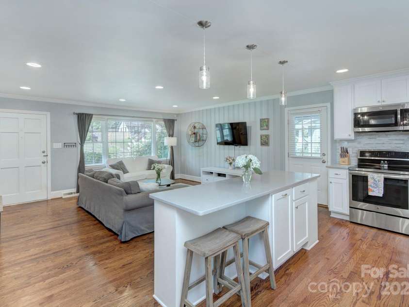 1715 Wensley Drive, Charlotte, NC 28210.  MLS# CAR4259556, YatesRealty ID 19305. 