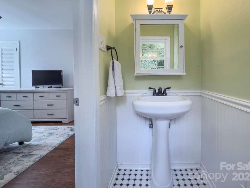1715 Wensley Drive, Charlotte, NC 28210.  MLS# CAR4259556, YatesRealty ID 19305. 