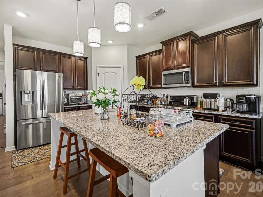 15200 Autumn Sage Drive, Charlotte, NC 28278.  MLS# CAR4356236, YatesRealty ID 19306. Kitchen Island