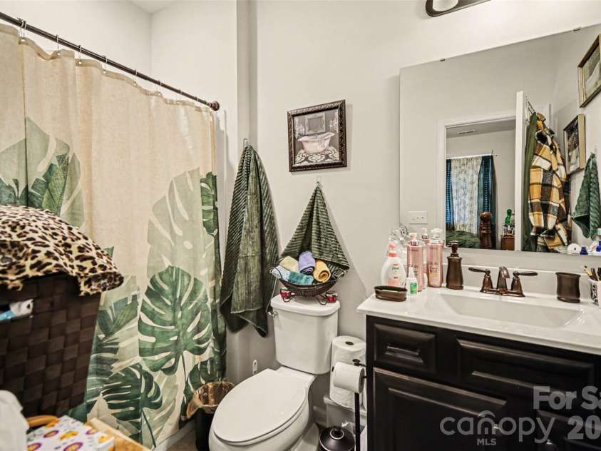15200 Autumn Sage Drive, Charlotte, NC 28278.  MLS# CAR4356236, YatesRealty ID 19306. Main Full Bathroom