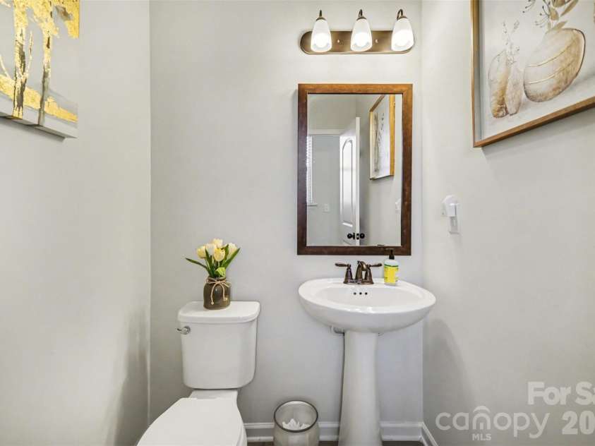 15200 Autumn Sage Drive, Charlotte, NC 28278.  MLS# CAR4356236, YatesRealty ID 19306. Main Level Half Bath