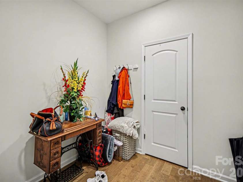 15200 Autumn Sage Drive, Charlotte, NC 28278.  MLS# CAR4356236, YatesRealty ID 19306. Mudroom