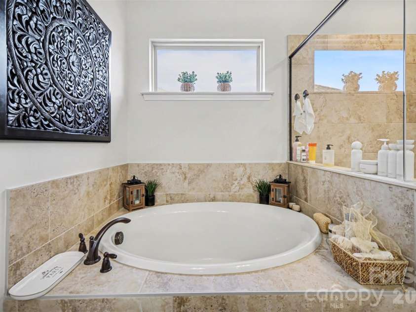 15200 Autumn Sage Drive, Charlotte, NC 28278.  MLS# CAR4356236, YatesRealty ID 19306. Primary Bathroom