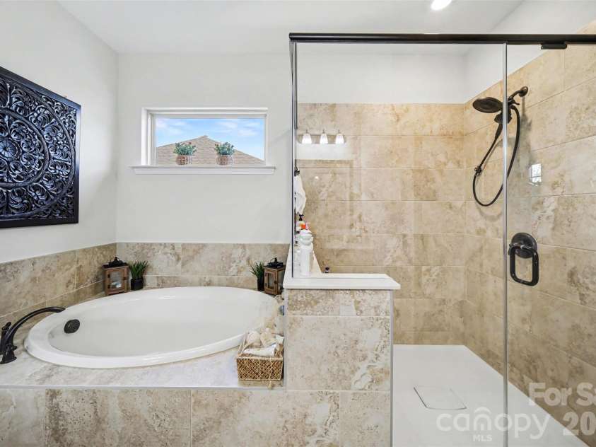 15200 Autumn Sage Drive, Charlotte, NC 28278.  MLS# CAR4356236, YatesRealty ID 19306. Primary Bathroom