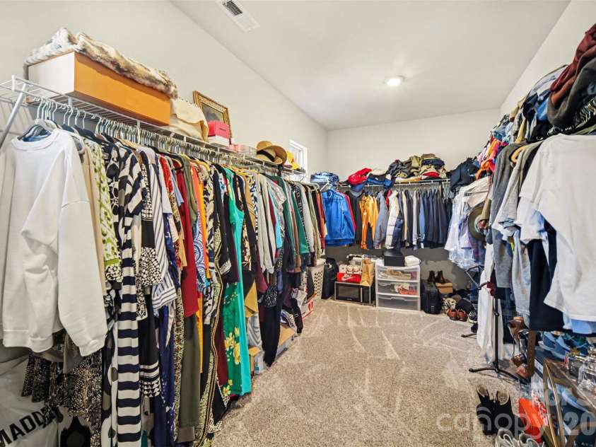 15200 Autumn Sage Drive, Charlotte, NC 28278.  MLS# CAR4356236, YatesRealty ID 19306. Primary Walk-in Closet