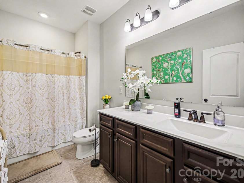 15200 Autumn Sage Drive, Charlotte, NC 28278.  MLS# CAR4356236, YatesRealty ID 19306. Upper Level Full Bathroom