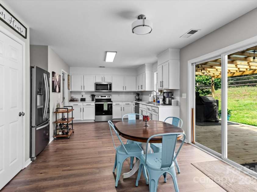 176 Pleasant Grove Lane, Mooresville, NC 28115.  MLS# CAR4259167, YatesRealty ID 19306. Kitchen