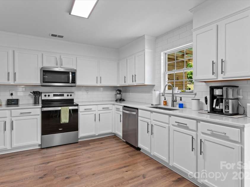 176 Pleasant Grove Lane, Mooresville, NC 28115.  MLS# CAR4259167, YatesRealty ID 19306. Kitchen