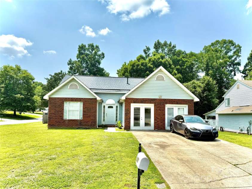 5728 Rocbridge Lane, Charlotte, NC 28208.  MLS# CAR4268153, YatesRealty ID 19307. 