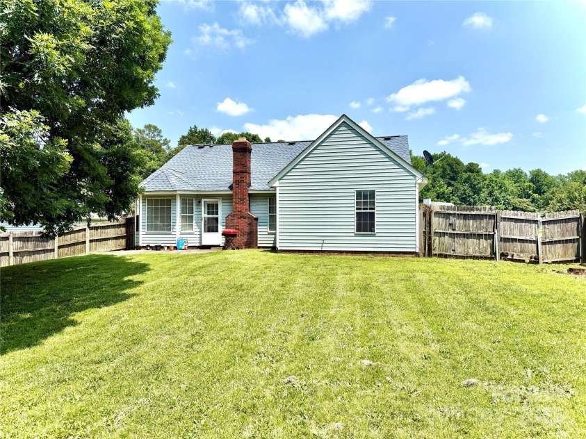 5728 Rocbridge Lane, Charlotte, NC 28208.  MLS# CAR4268153, YatesRealty ID 19307. 